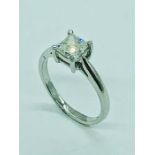 An 18ct white gold princess cut single stone diamond ring of approx. 1ct
