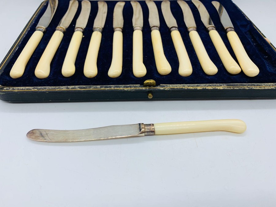 A Boxed set of twelve butter knives with silver mounts - Image 2 of 2