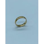 A 9ct yellow gold wedding band (2.6g)
