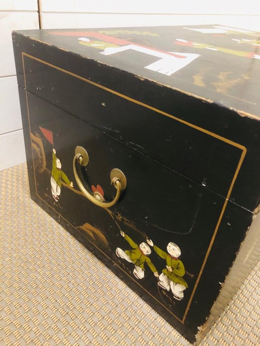 A hand painted Chinese wooden chest with brass fixings (H34cm D43cm W66cm) - Image 4 of 7