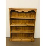 A modern pine bookcase (H126cm W96cm D21cm)