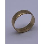 A 9ct yellow gold wedding ring (3.36g)