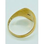 An 18ct yellow gold signet ring (5.7g)