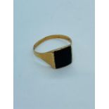 A 9ct gold signet ring with black onyx (2.74g)