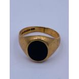 A 9ct gold Gents signet ring with onyx (4g)