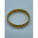 A 22ct gold wedding ring (5.3g)