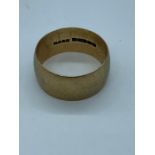 A 9ct yellow gold wedding band (7.55g)