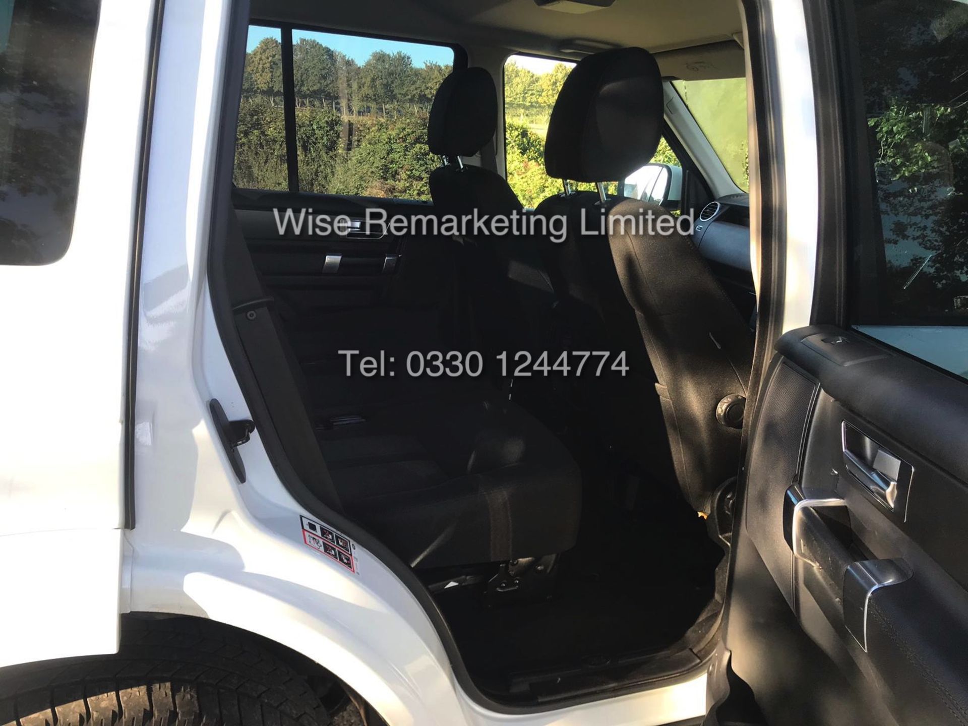 LAND ROVER DISCOVERY 3.0 SDV6 SE AUTOMATIC (2015 - 15 REG) 255BHP - DIAMOND WHITE - Image 23 of 30