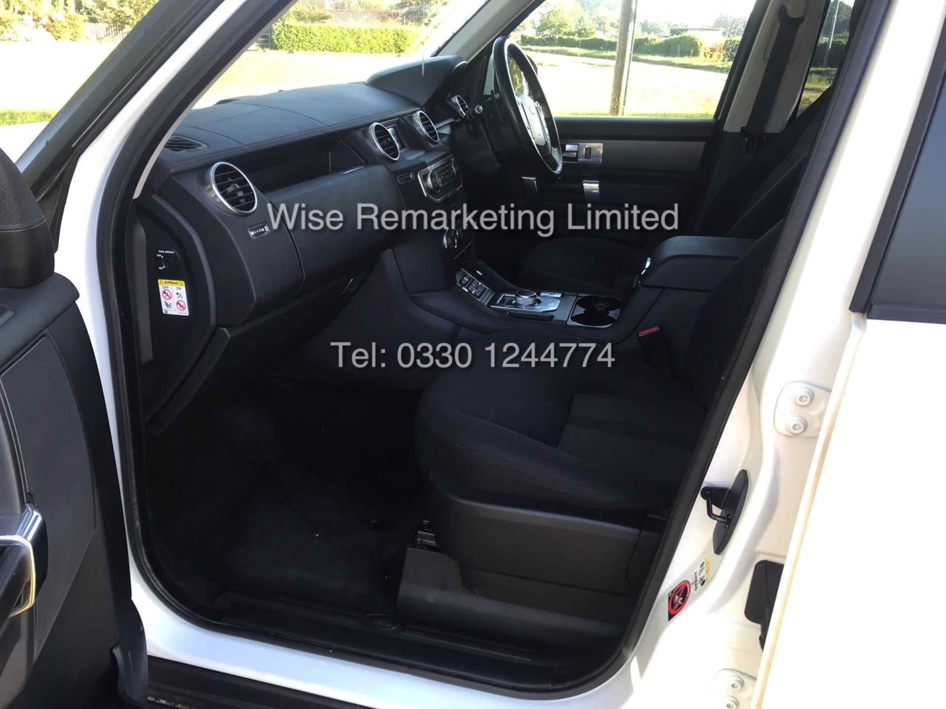 LAND ROVER DISCOVERY 3.0 SDV6 SE AUTOMATIC (2015 - 15 REG) 255BHP - DIAMOND WHITE - Image 22 of 30