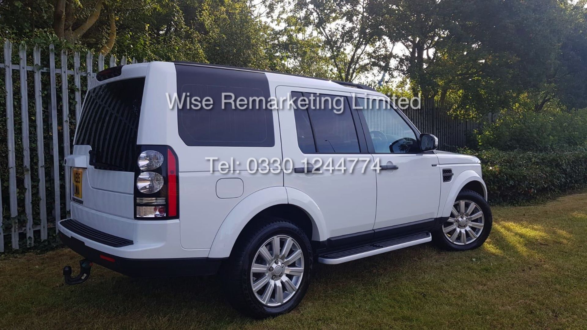 LAND ROVER DISCOVERY 3.0 SDV6 SE AUTOMATIC (2015 - 15 REG) 255BHP - DIAMOND WHITE - Image 13 of 30