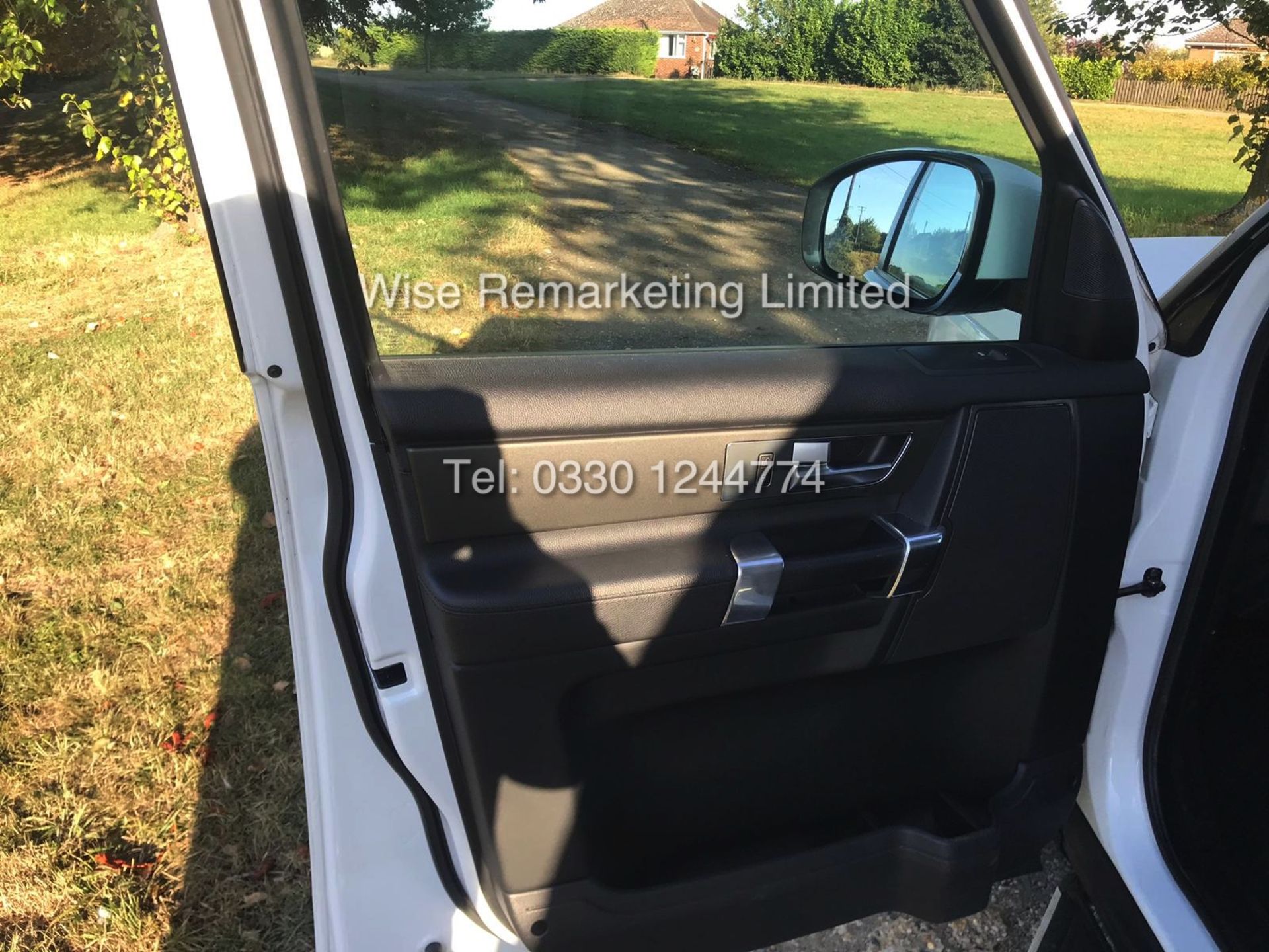 LAND ROVER DISCOVERY 3.0 SDV6 SE AUTOMATIC (2015 - 15 REG) 255BHP - DIAMOND WHITE - Image 18 of 30