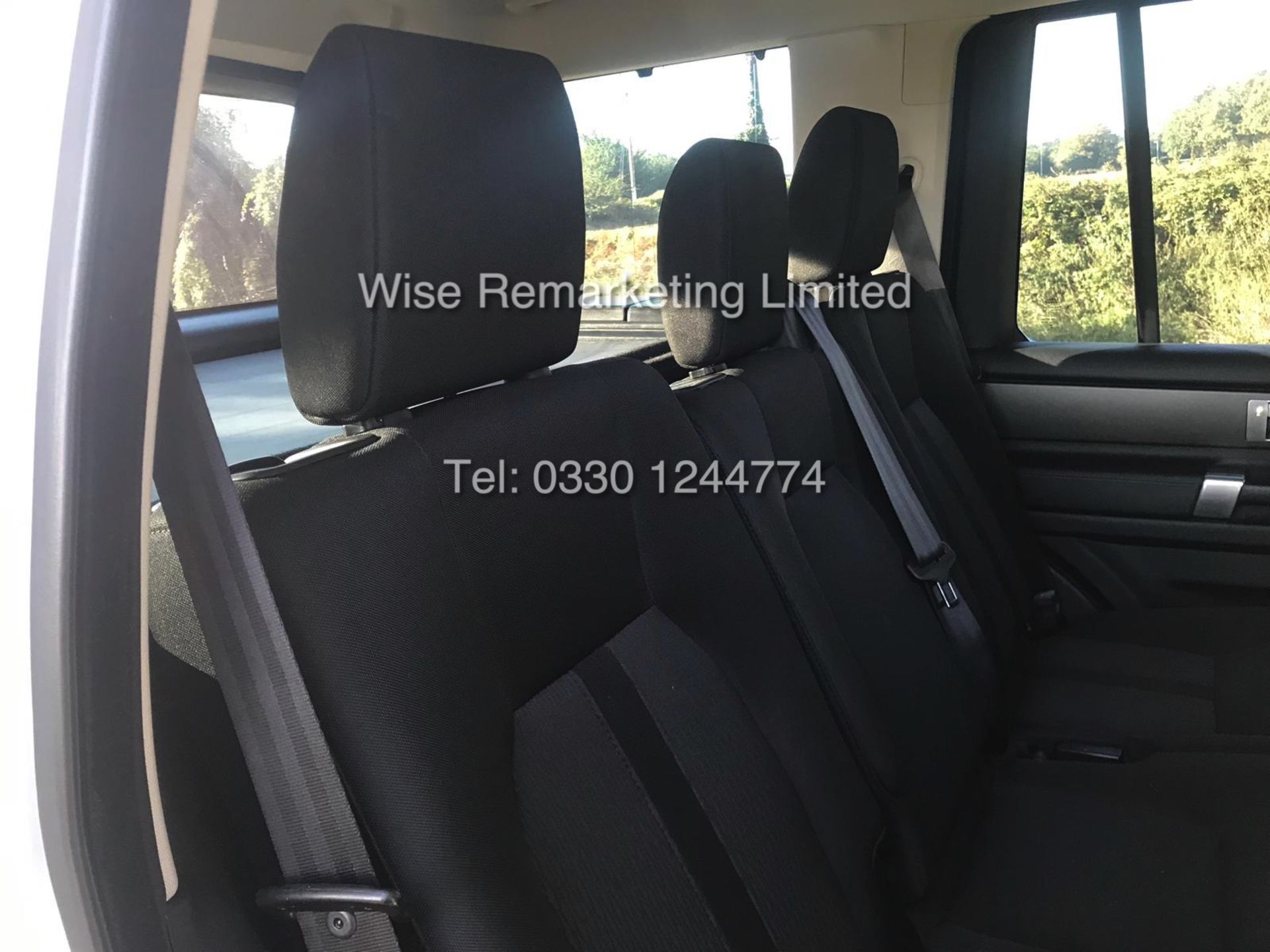 LAND ROVER DISCOVERY 3.0 SDV6 SE AUTOMATIC (2015 - 15 REG) 255BHP - DIAMOND WHITE - Image 19 of 30