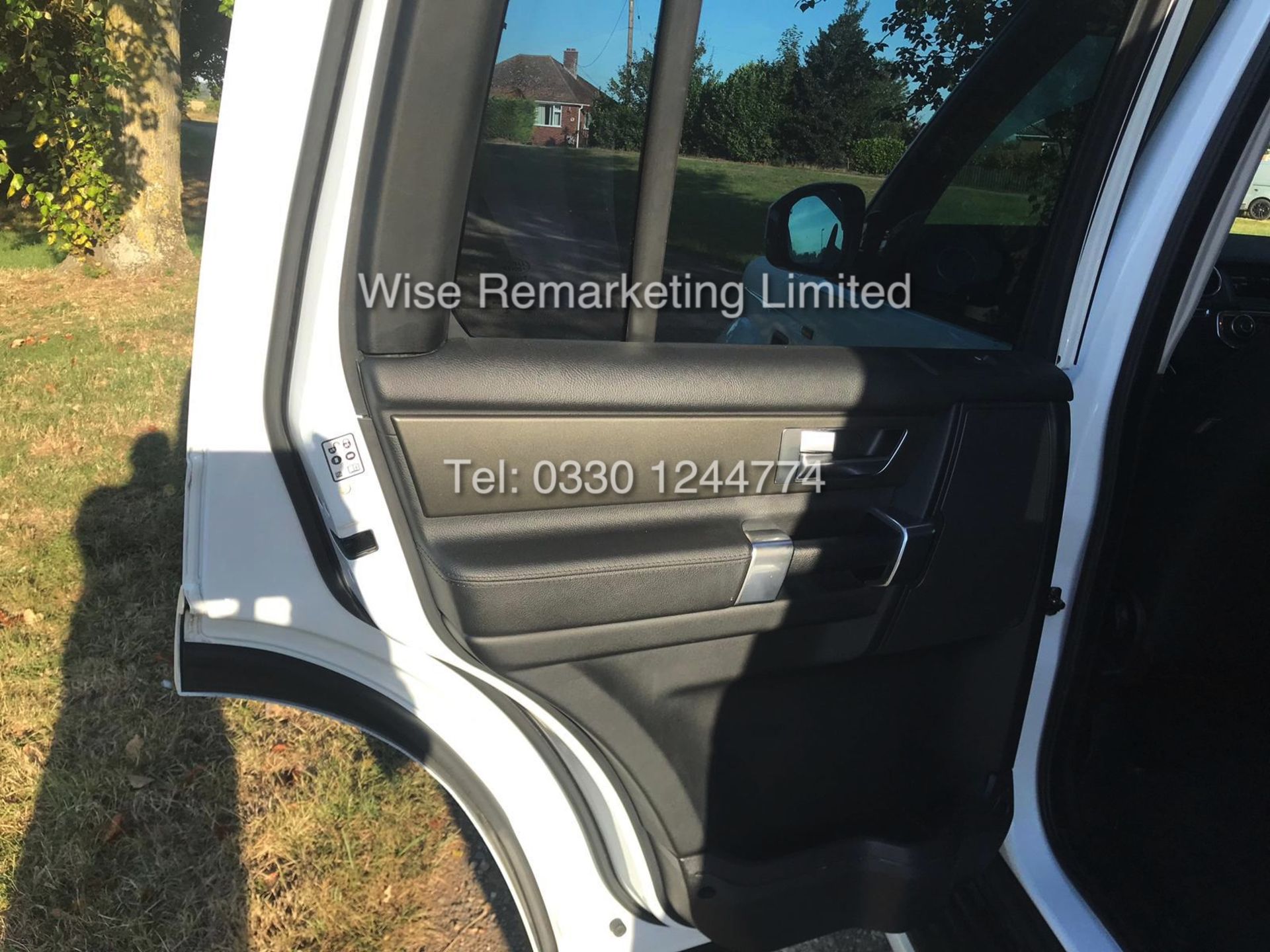 LAND ROVER DISCOVERY 3.0 SDV6 SE AUTOMATIC (2015 - 15 REG) 255BHP - DIAMOND WHITE - Image 21 of 30