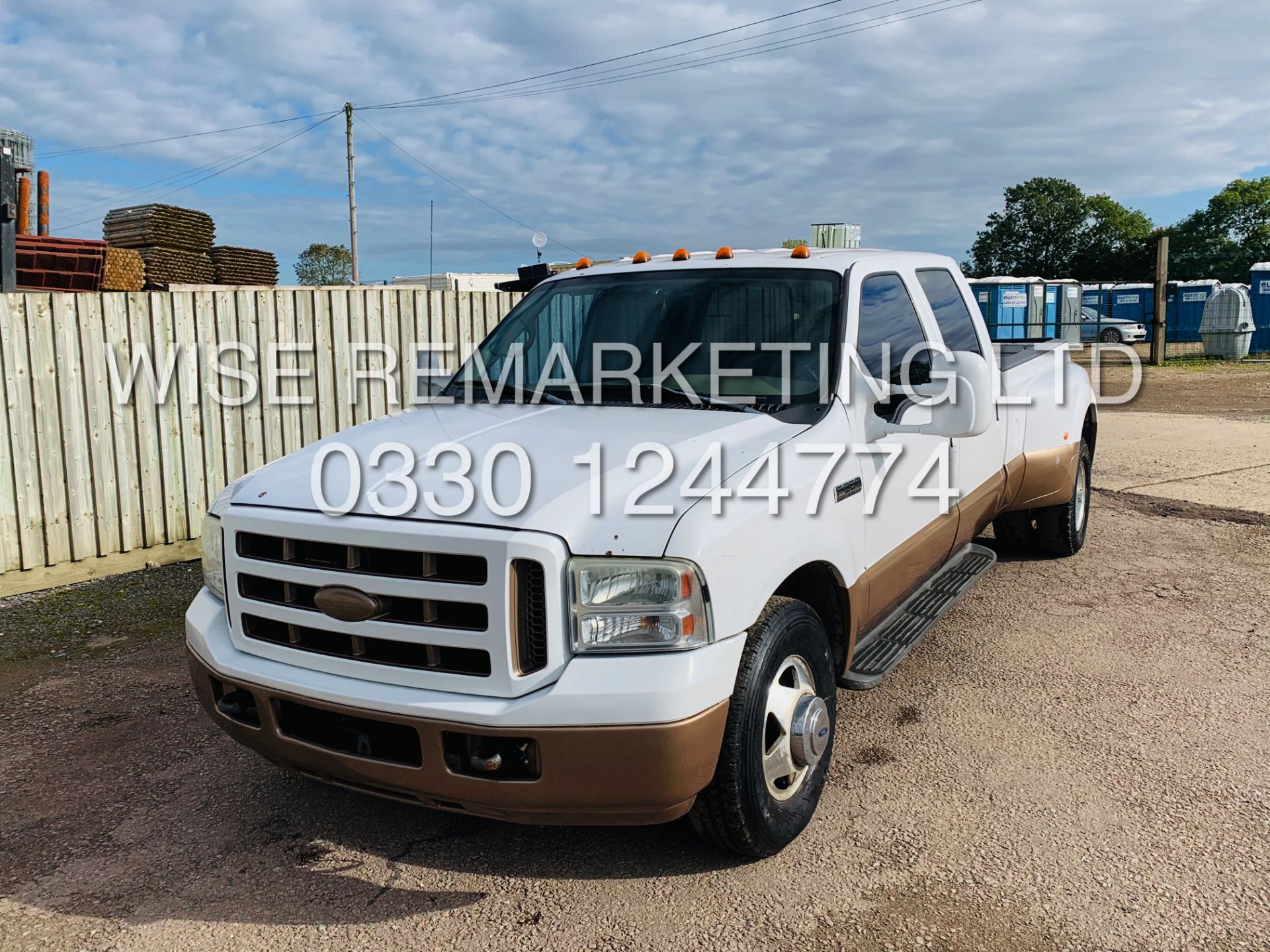 FORD F-350 6.8L TRITON V10 LARIAT SPEC SUPER DUTY**DUALLY**ULTRA RARE**FRESH IMPORT**ULTIMATE SPEC** - Image 17 of 37