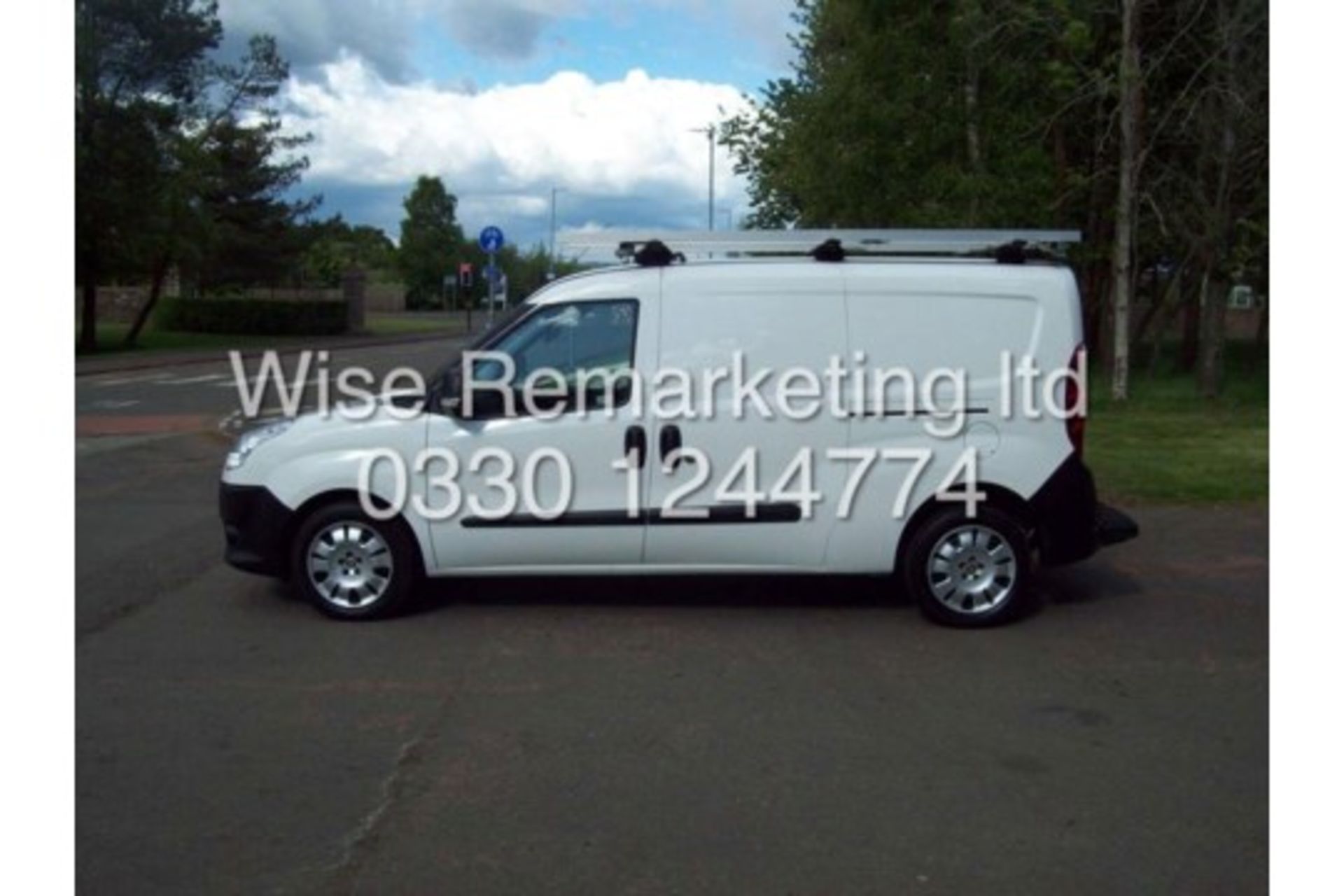 FIAT DOBLO CARGO *MAXI-LWB PANEL VAN* (2014) '1.6 DIESEL - STOP/START - 6 SPEED' - Image 2 of 4