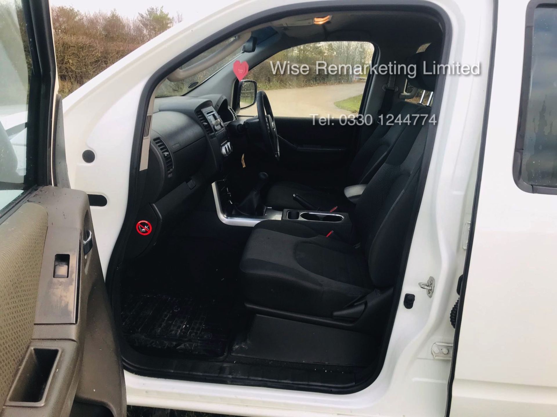 Nissan Navara Acentra 2.5 DCI - 2012 Model - Diamond White - 1 Keeper From New - Tow Bar - Image 8 of 20