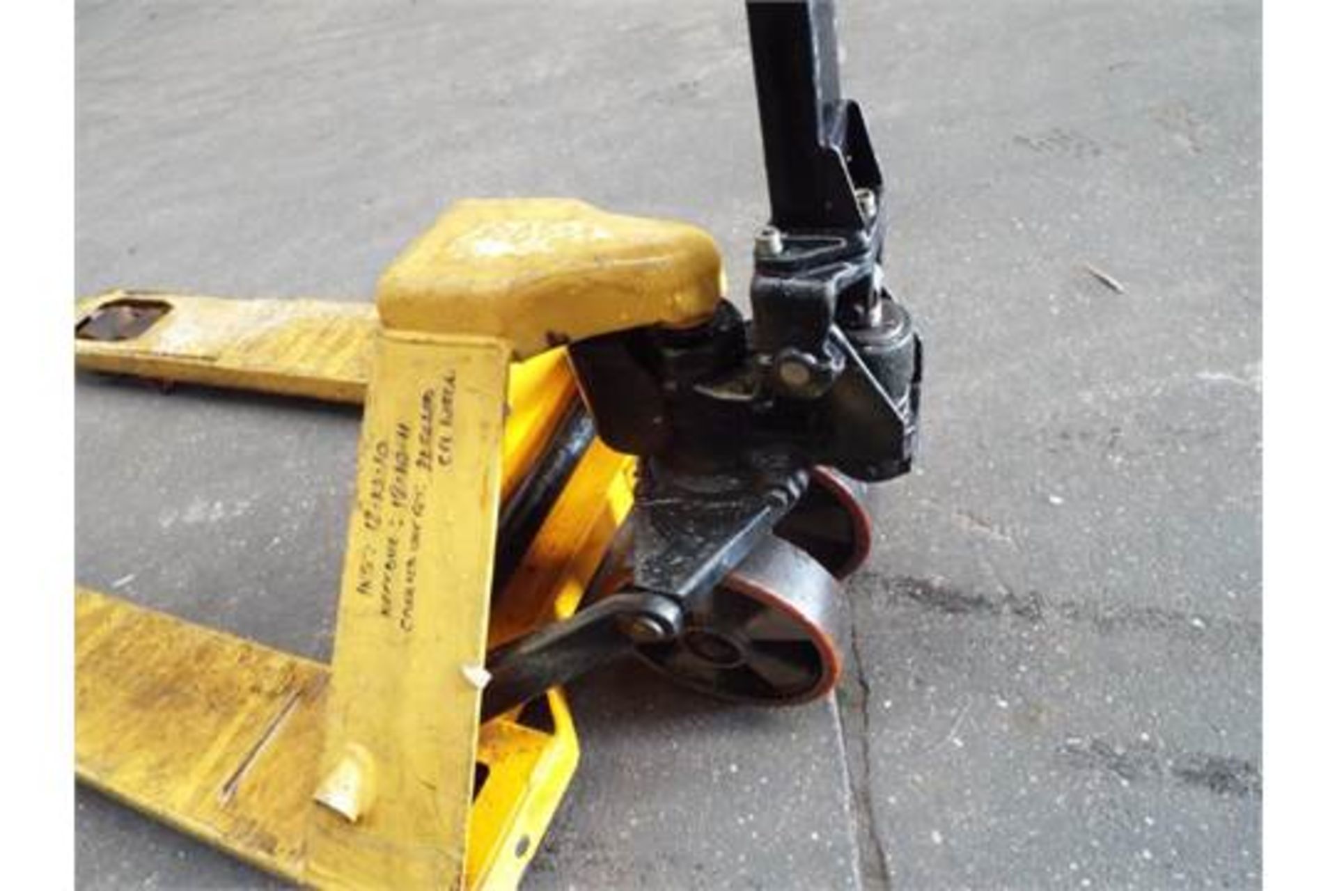 MIC 2000Kg Pallet Truck - Image 2 of 5