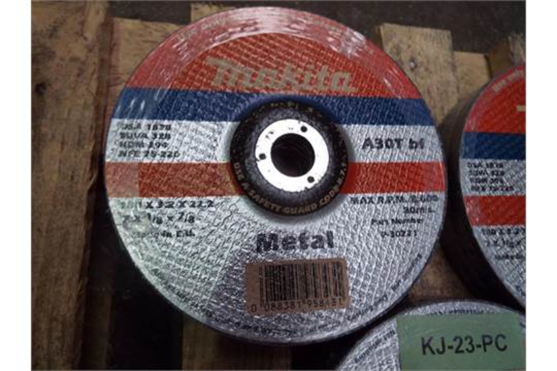 50 x Makita Metal Grinding Disc 180 x 3.2 x 22.2 A30T bf 30271 - Image 2 of 6