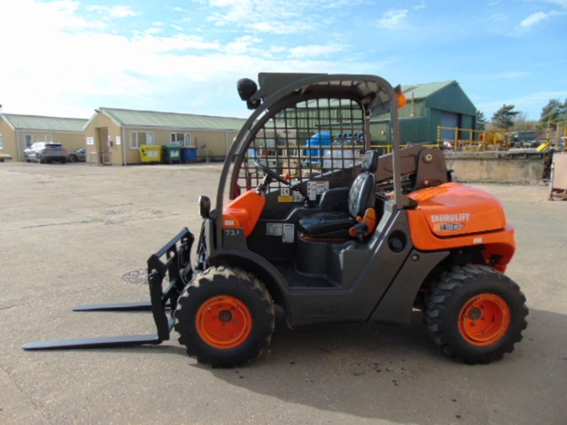 2010 Ausa Taurulift T133H 4WD Compact Forklift with Pallet Tines - Image 4 of 23