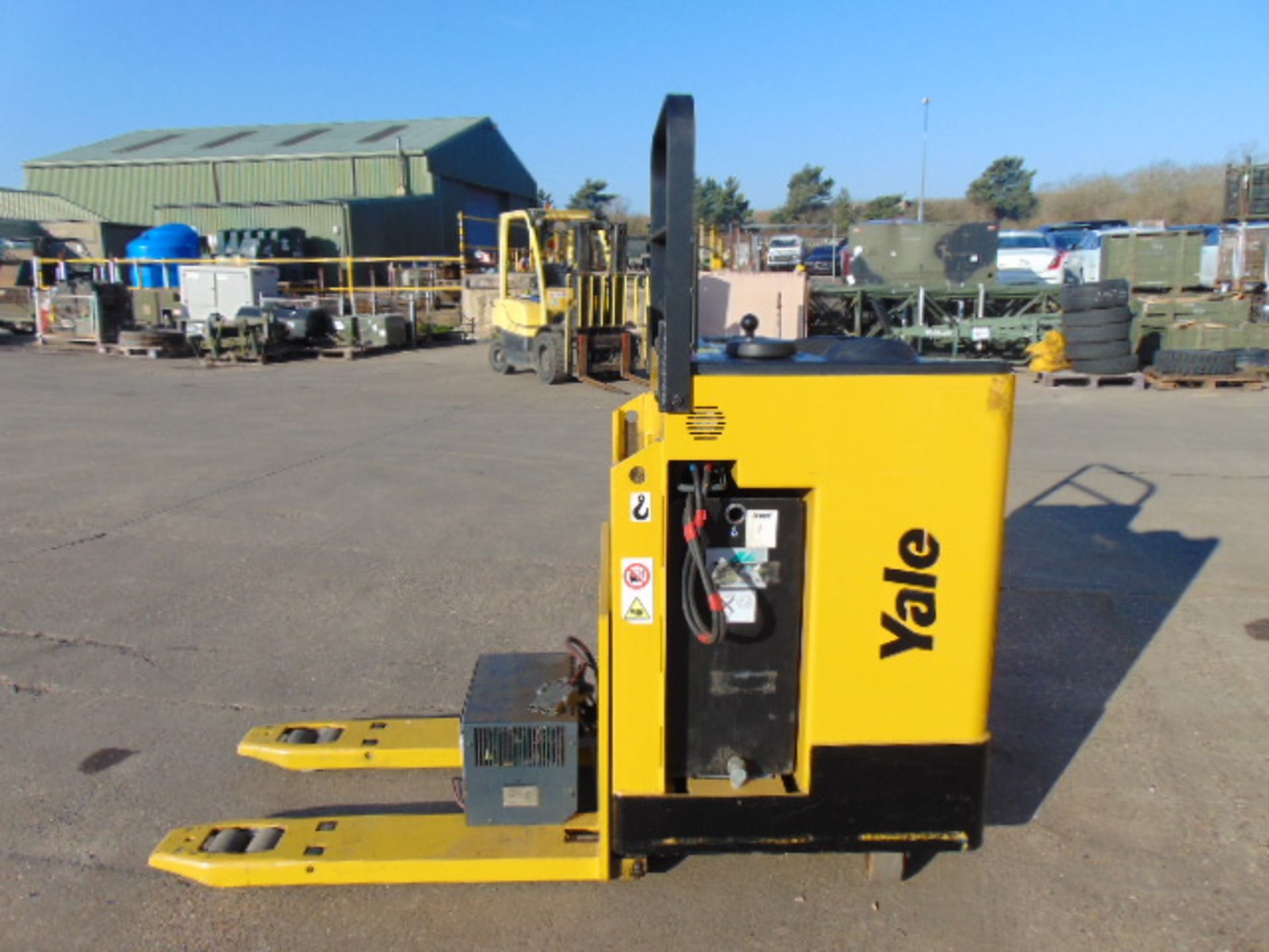 2012 Yale MP20T 2000Kg Electric Sit On Pallet Truck C/W Charger - Image 4 of 13