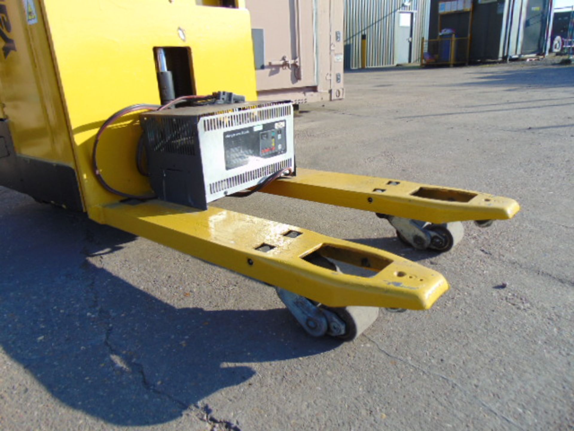 2012 Yale MP20T 2000Kg Electric Sit On Pallet Truck C/W Charger - Image 5 of 13