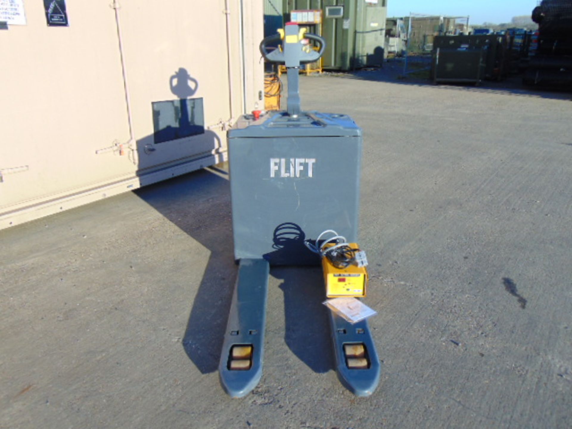 2018 FLIFT FBT20 2000Kg Ride on On Pallet Truck C/W Charger ONLY 190 Hours! - Image 2 of 14