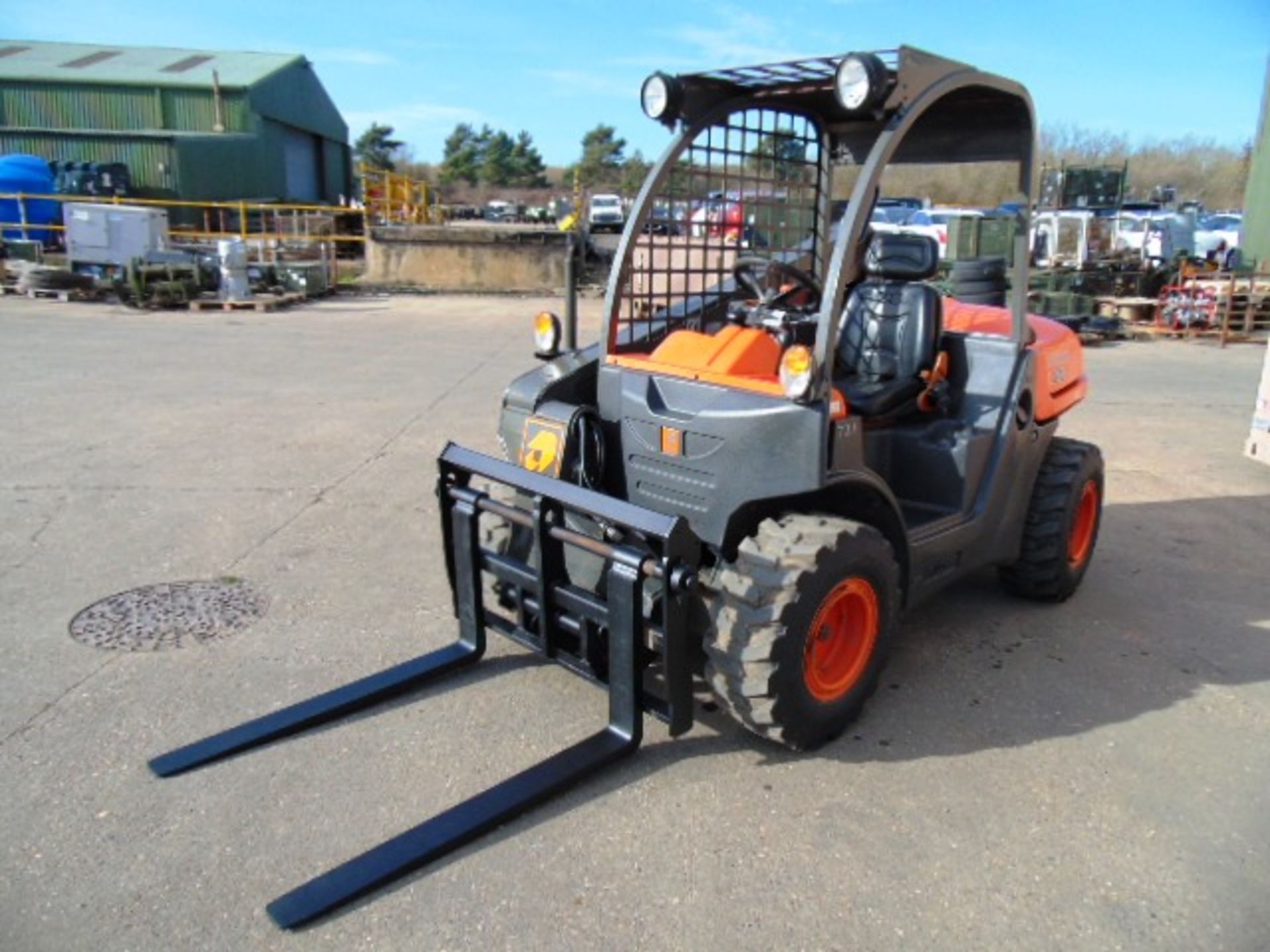 2010 Ausa Taurulift T133H 4WD Compact Forklift with Pallet Tines - Image 3 of 23