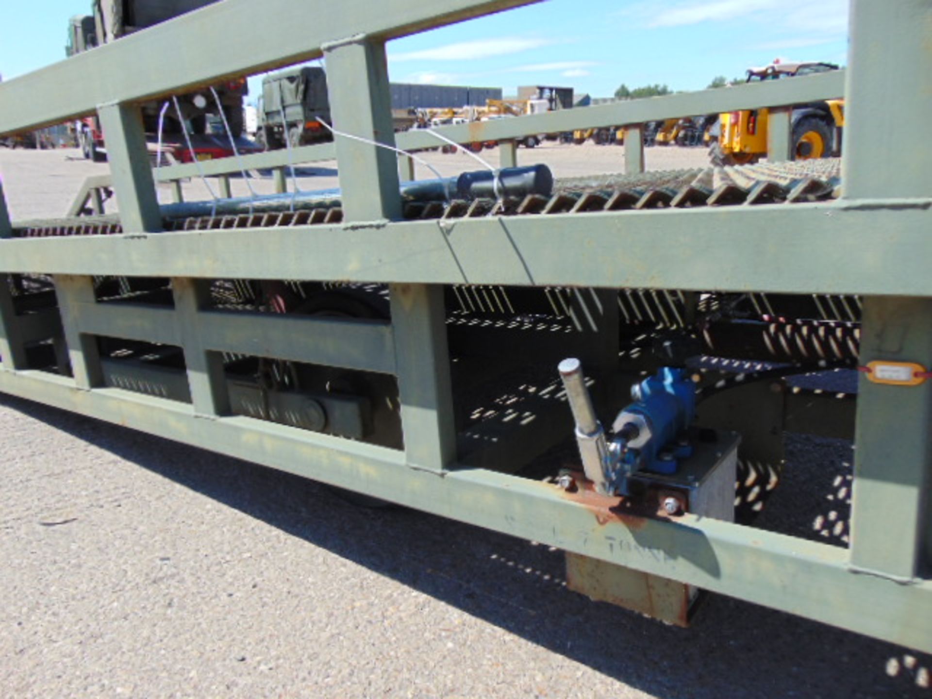 Direct MoD Bicester 7 Tonne Hydraulic Loading Ramp - Image 10 of 16