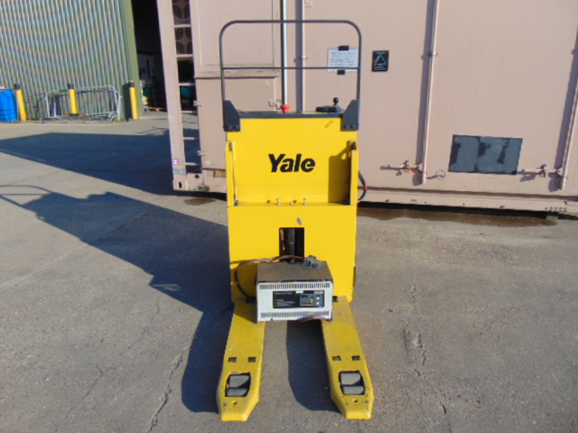 2012 Yale MP20T 2000Kg Electric Sit On Pallet Truck C/W Charger - Image 2 of 13