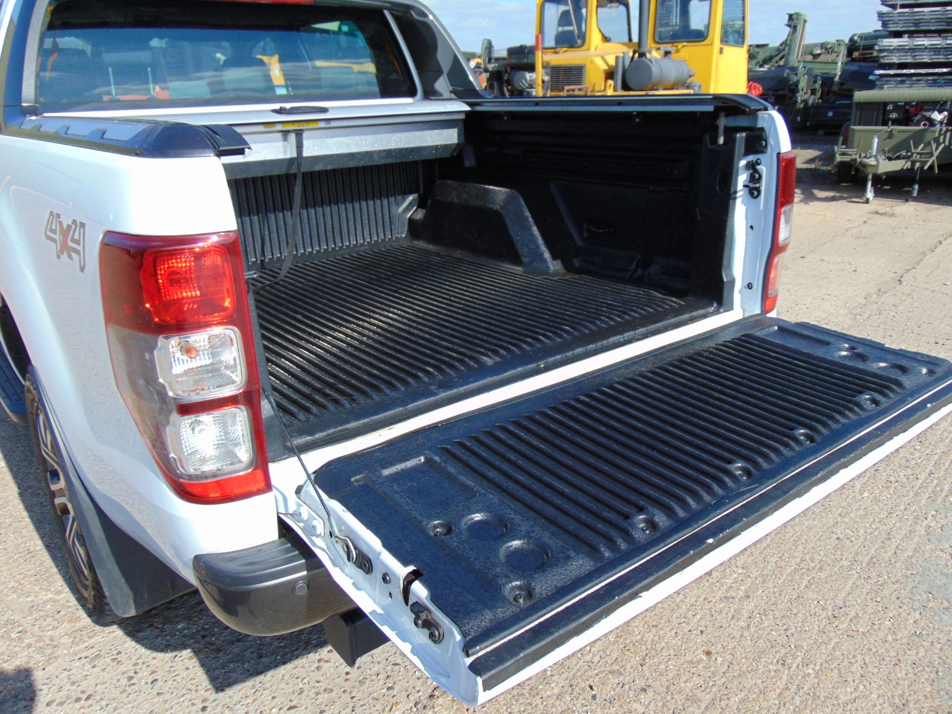 2016 Ford Ranger 3.2 Wildtrak 4x4 Double Cab Pickup in Frozen white - Bild 15 aus 36