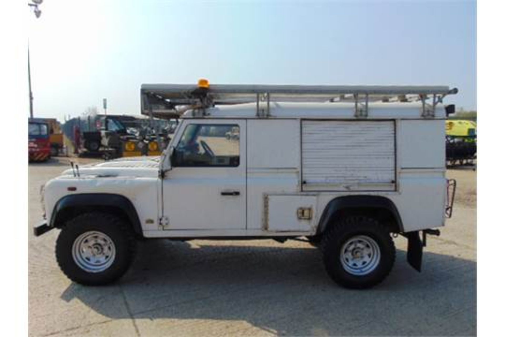 Land Rover Defender 110 Puma Hardtop 4x4 Special Utility (Mobile Workshop) complete with Winch - Bild 4 aus 30