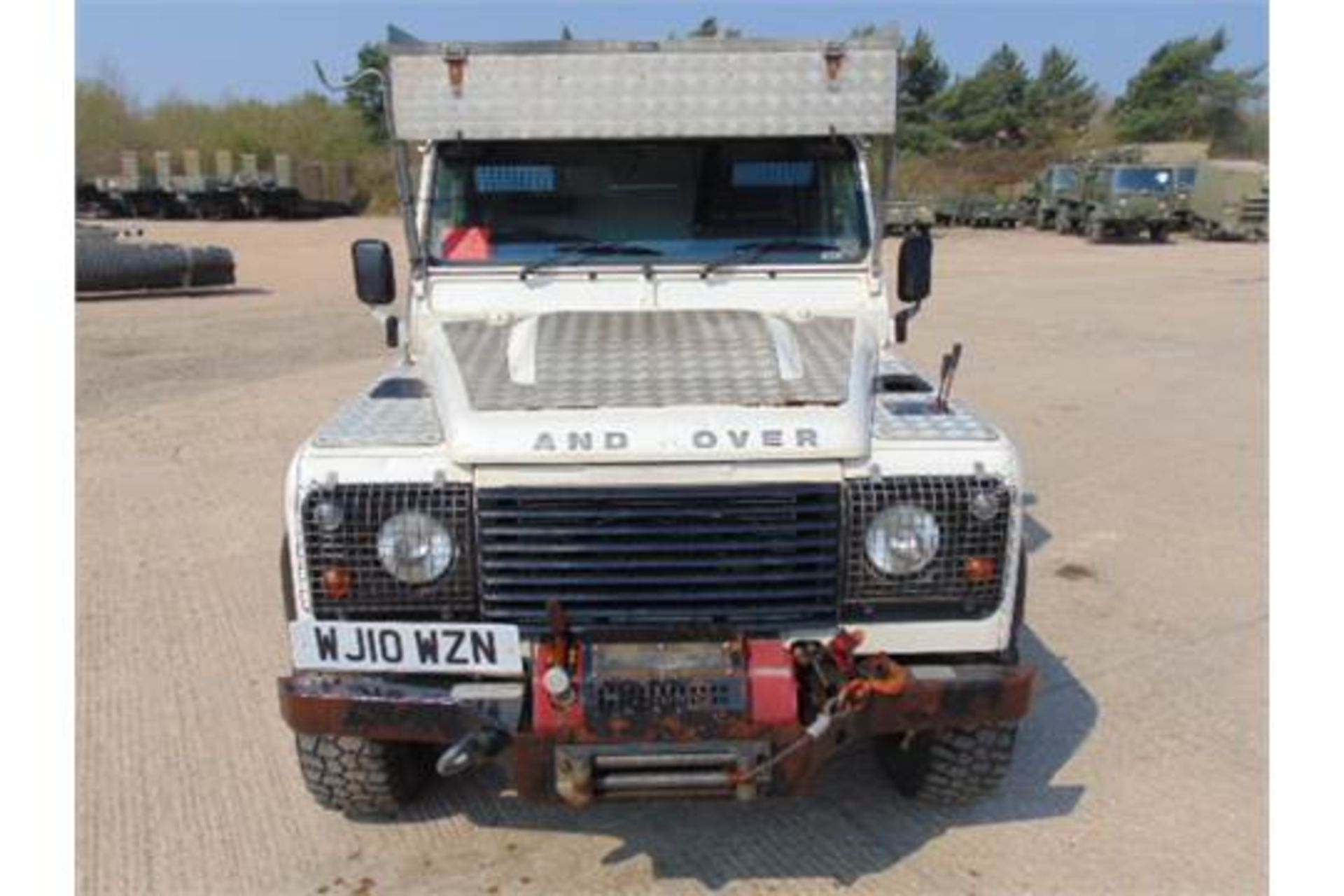 Land Rover Defender 110 Puma Hardtop 4x4 Special Utility (Mobile Workshop) complete with Winch - Bild 2 aus 30