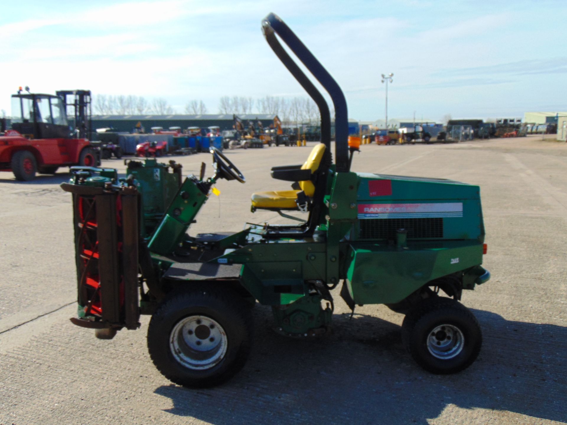 Ransomes Parkway 2250 Triple Gang Ride On Mower ONLY 269 Hours! - Image 4 of 19