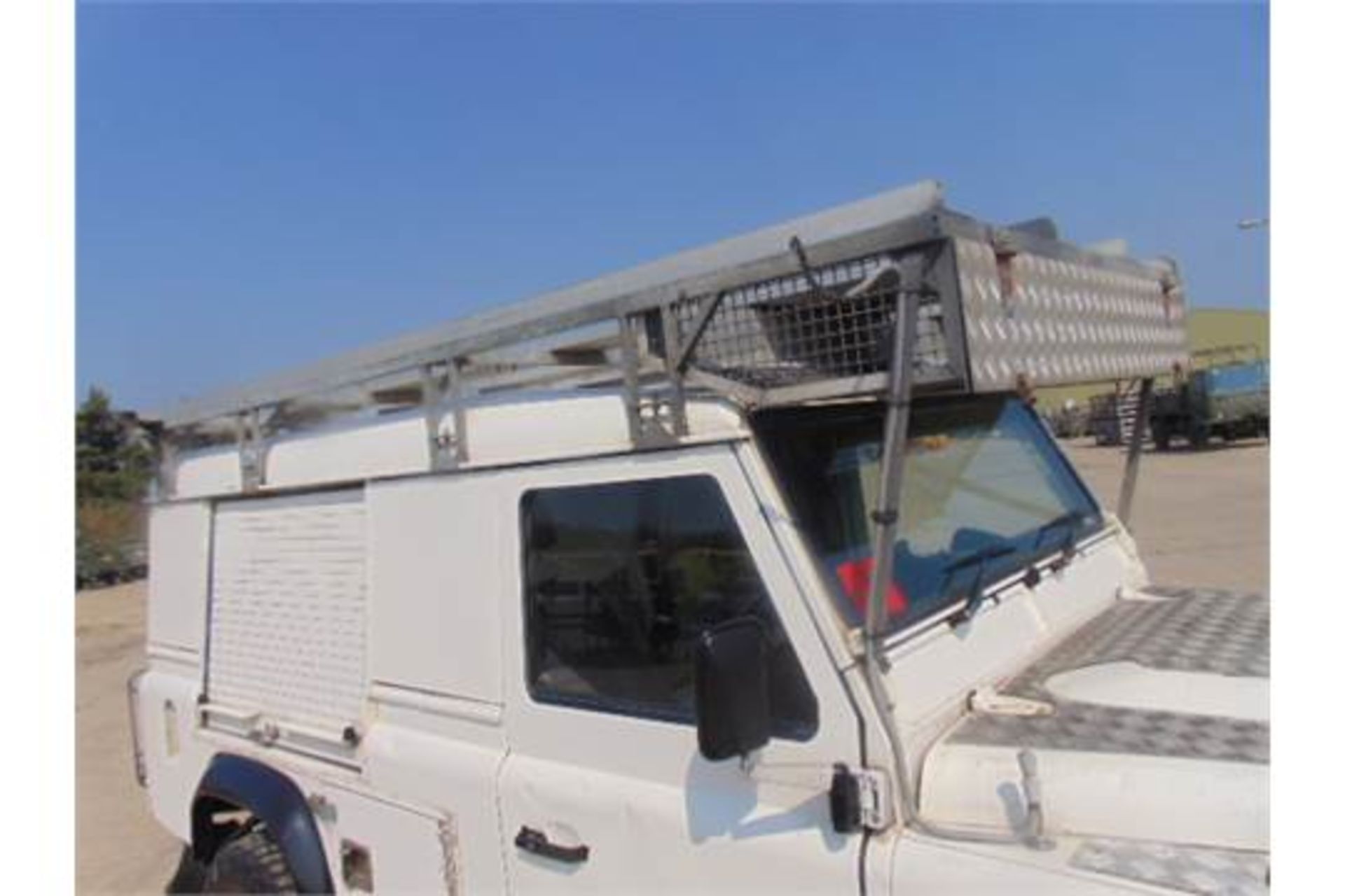 Land Rover Defender 110 Puma Hardtop 4x4 Special Utility (Mobile Workshop) complete with Winch - Bild 9 aus 30