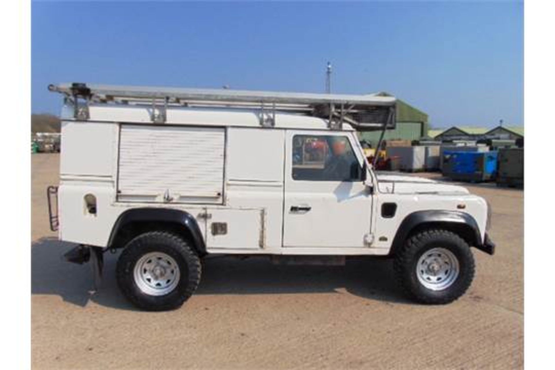 Land Rover Defender 110 Puma Hardtop 4x4 Special Utility (Mobile Workshop) complete with Winch - Bild 5 aus 30