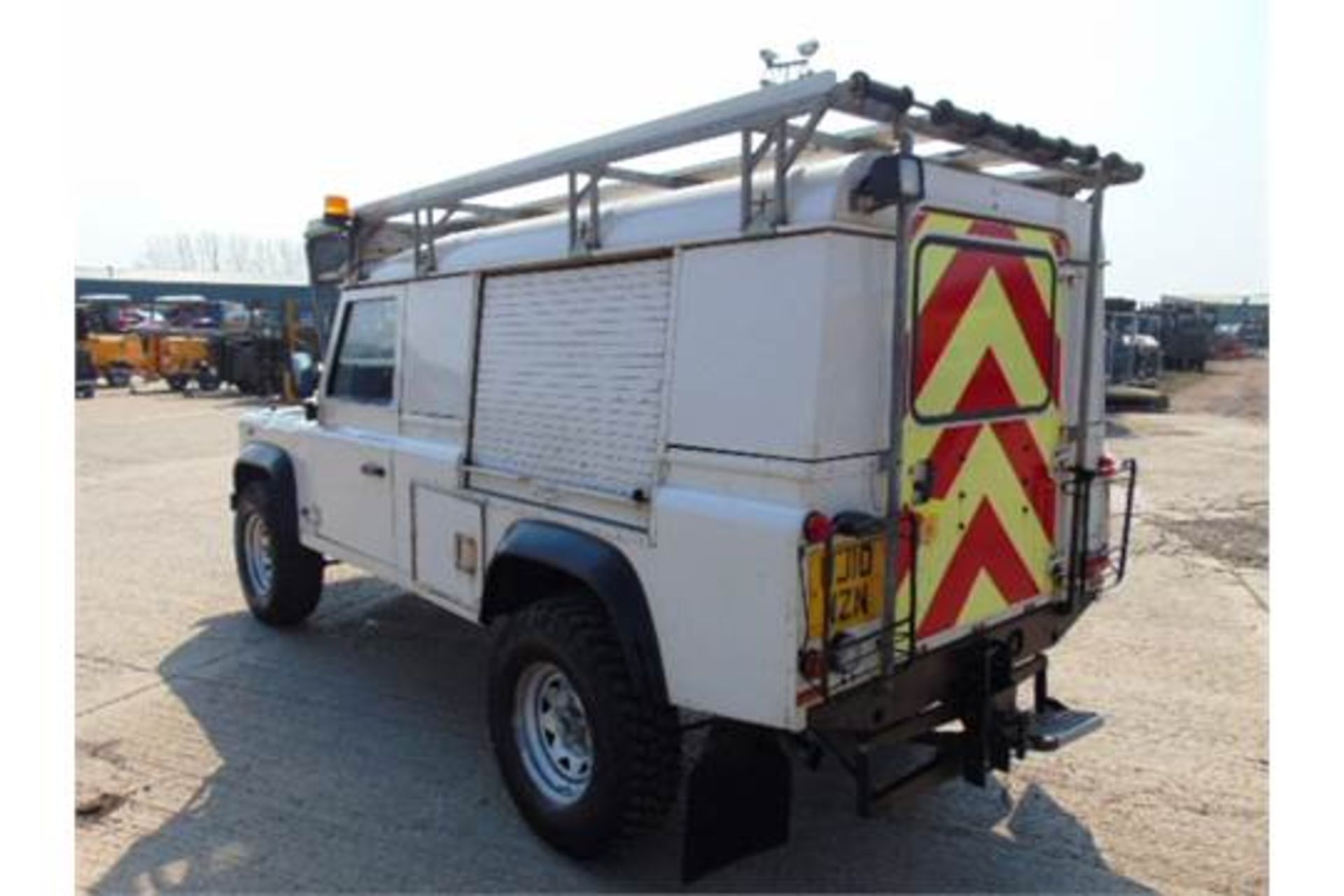 Land Rover Defender 110 Puma Hardtop 4x4 Special Utility (Mobile Workshop) complete with Winch - Bild 8 aus 30