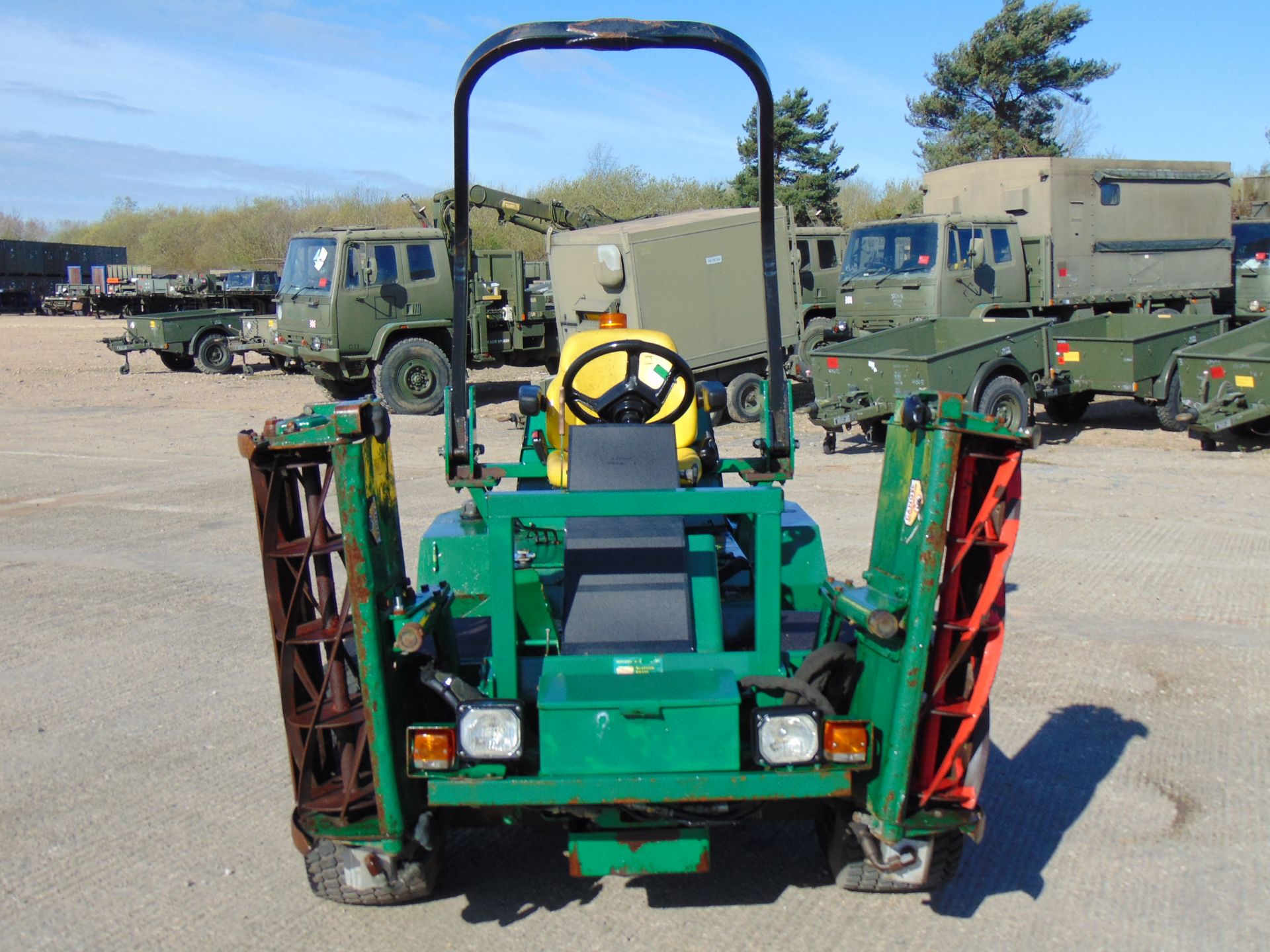 Ransomes Parkway 2250 Triple Gang Ride On Mower ONLY 269 Hours! - Image 2 of 19