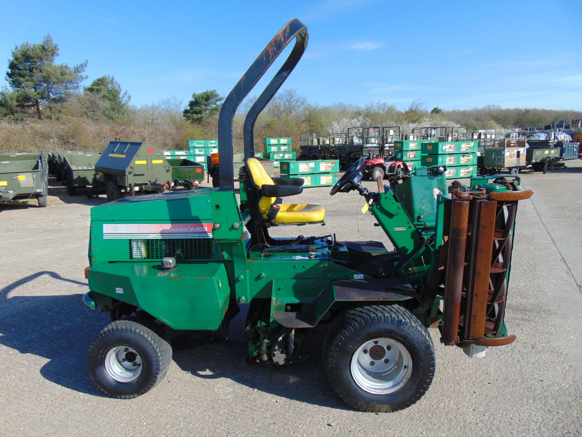 Ransomes Parkway 2250 Triple Gang Ride On Mower ONLY 269 Hours! - Image 5 of 19