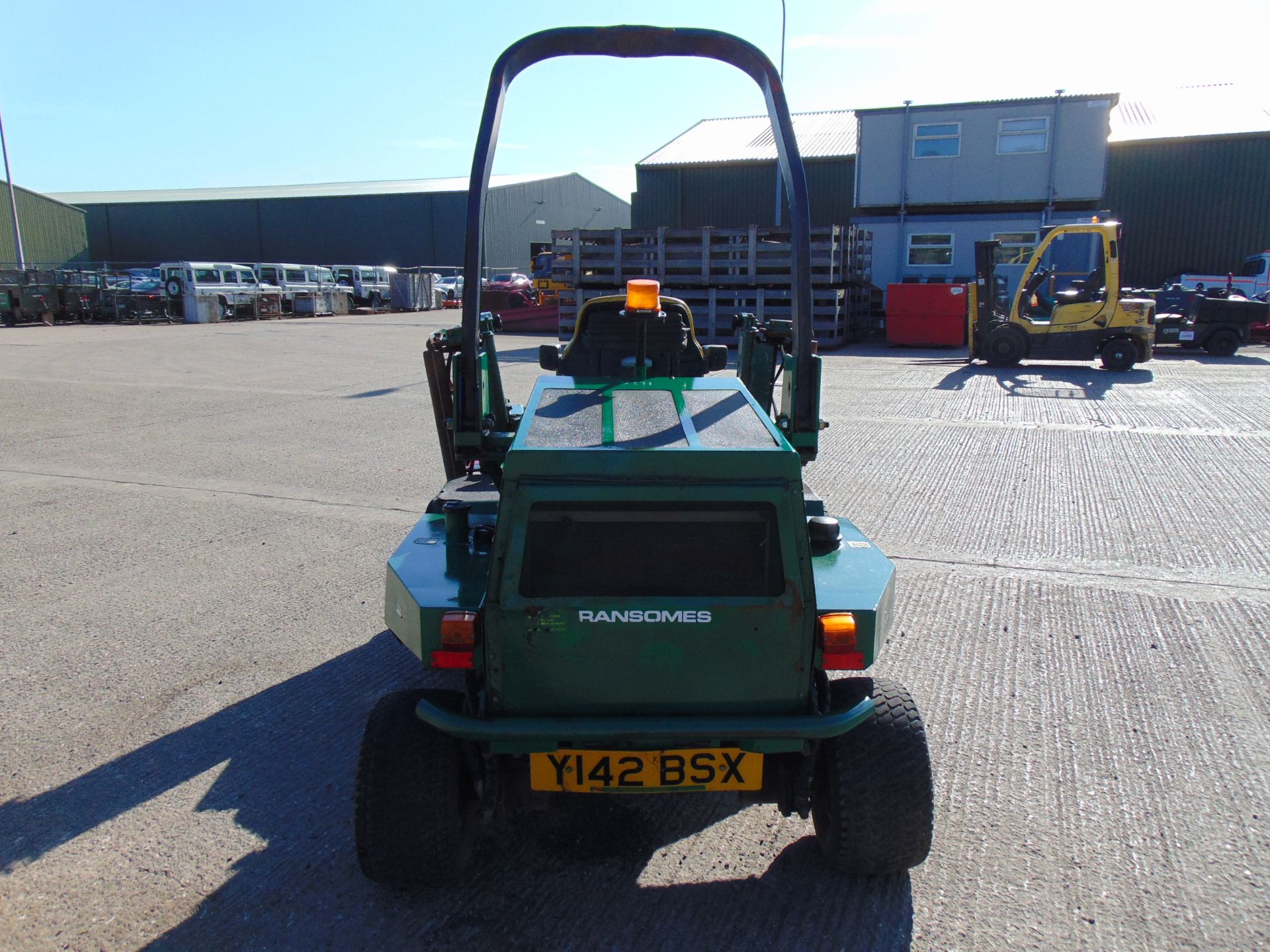 Ransomes Parkway 2250 Triple Gang Ride On Mower ONLY 269 Hours! - Image 7 of 19