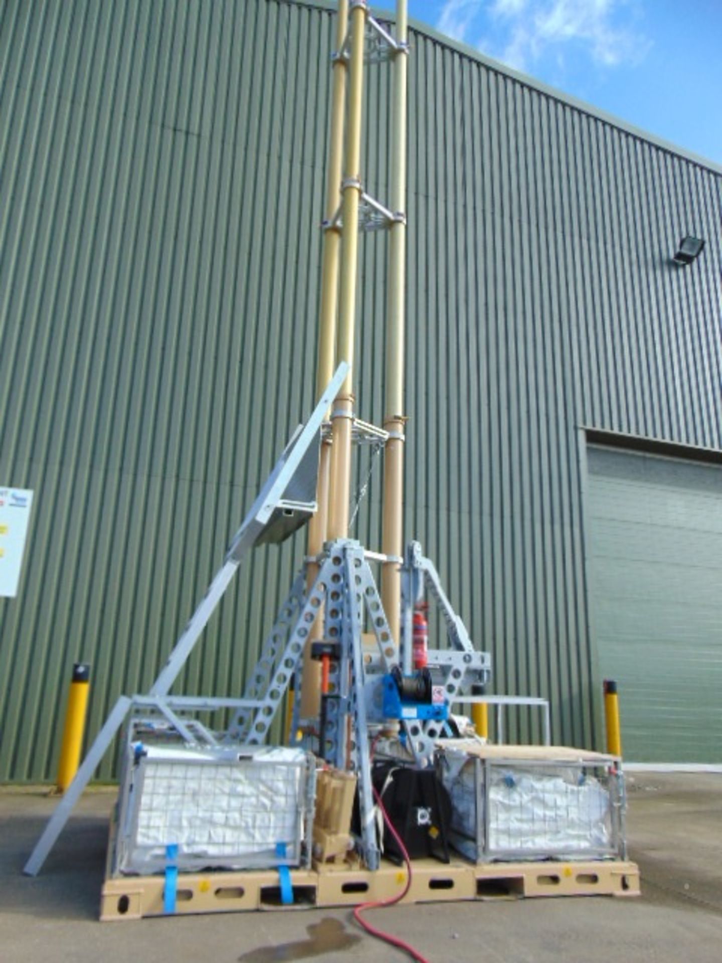 Clark 15m Demountable CCTV Mast Assy with Accessories and Cover - Image 4 of 70