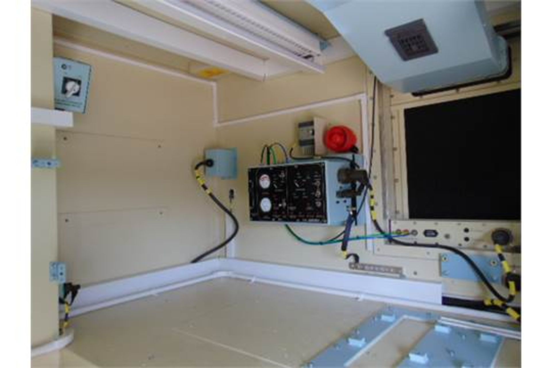 Demountable Workshop/Communications Cabin - Image 17 of 26