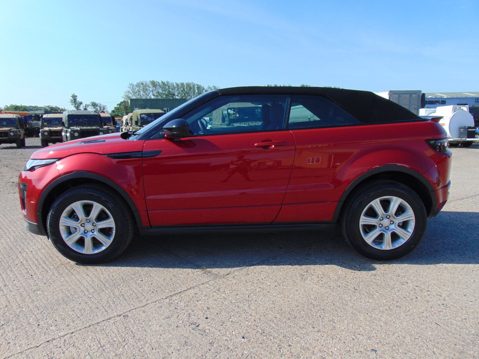 NEW UNUSED Range Rover Evoque 2.0 i4 HSE Dynamic Convertible - Image 11 of 39