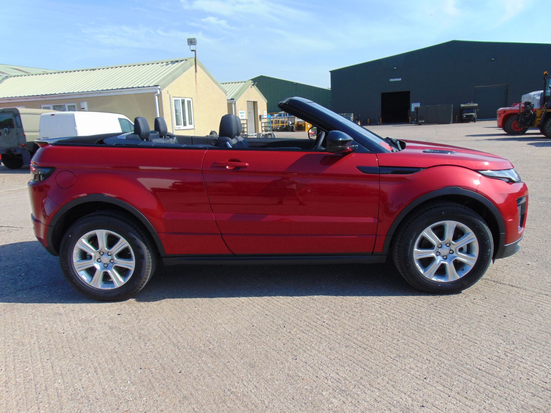 NEW UNUSED Range Rover Evoque 2.0 i4 HSE Dynamic Convertible - Image 6 of 39