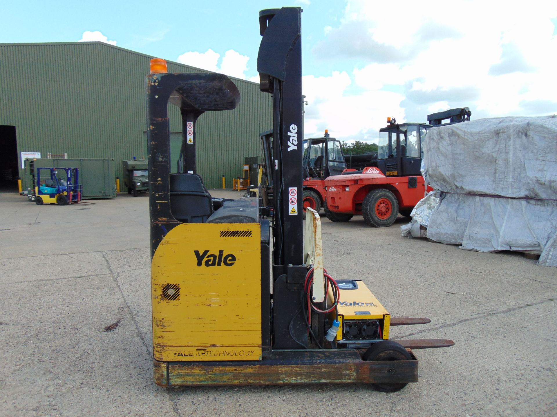 Yale MR16 Electric Reach Fork Lift Truck c/w Battery Charger ONLY 703 hours! - Image 6 of 19