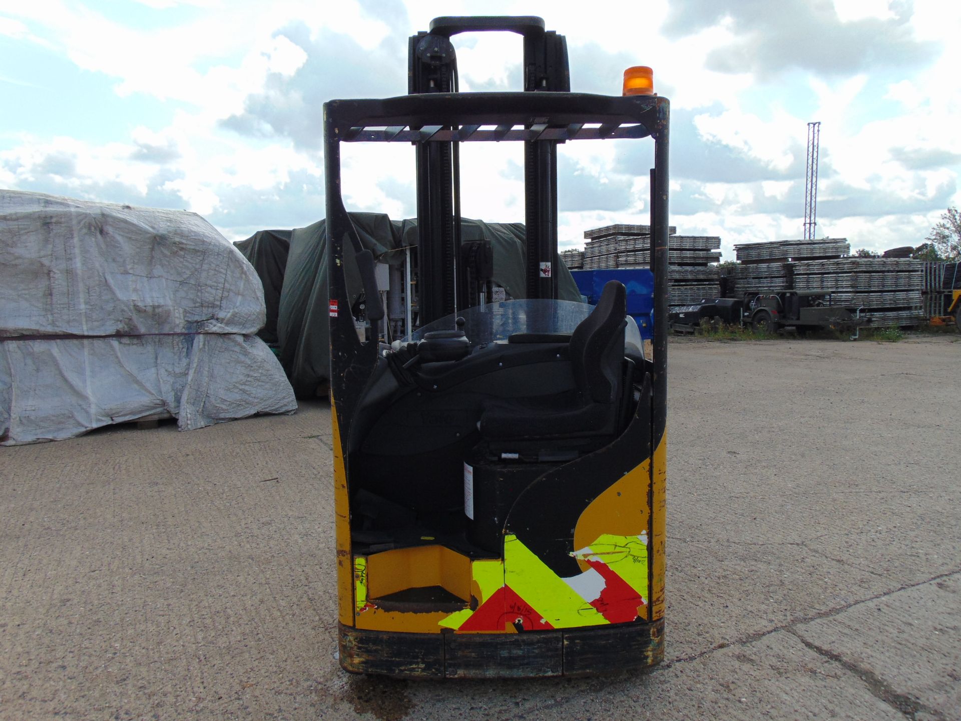 Yale MR16 Electric Reach Fork Lift Truck c/w Battery Charger ONLY 703 hours! - Image 5 of 19