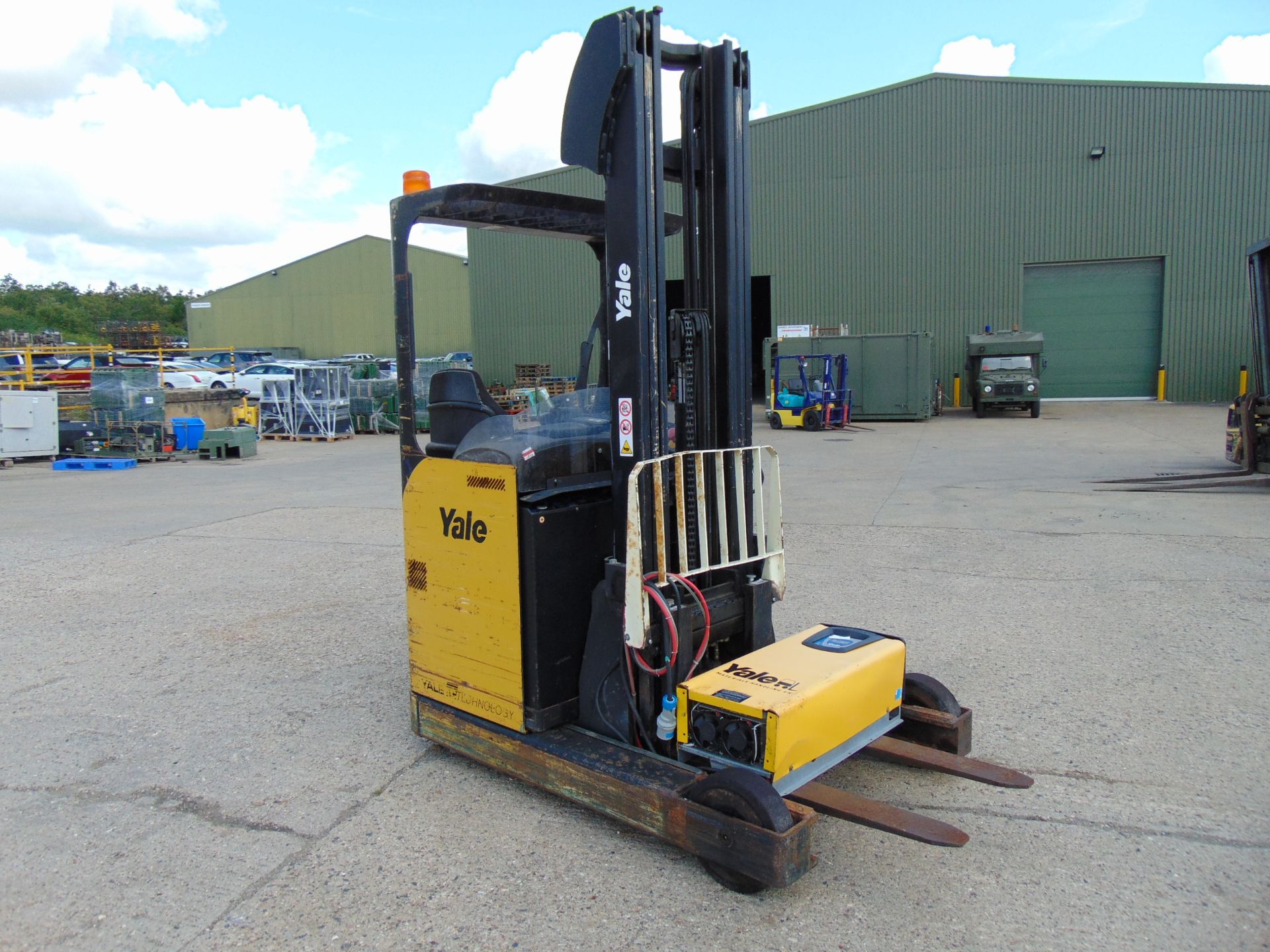 Yale MR16 Electric Reach Fork Lift Truck c/w Battery Charger ONLY 703 hours!