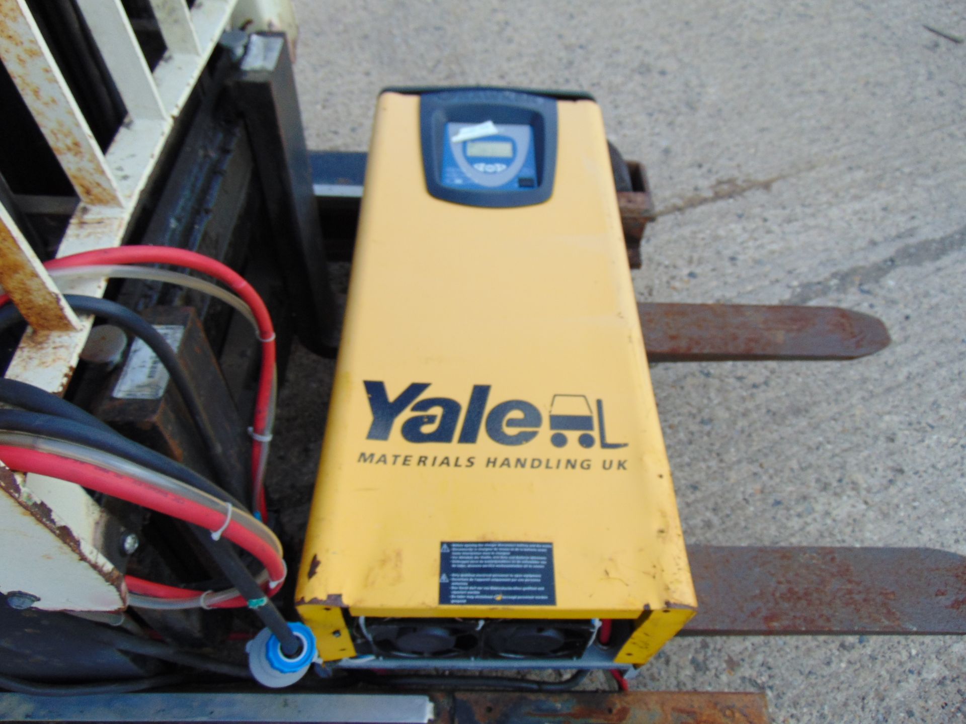 Yale MR16 Electric Reach Fork Lift Truck c/w Battery Charger ONLY 703 hours! - Image 7 of 19