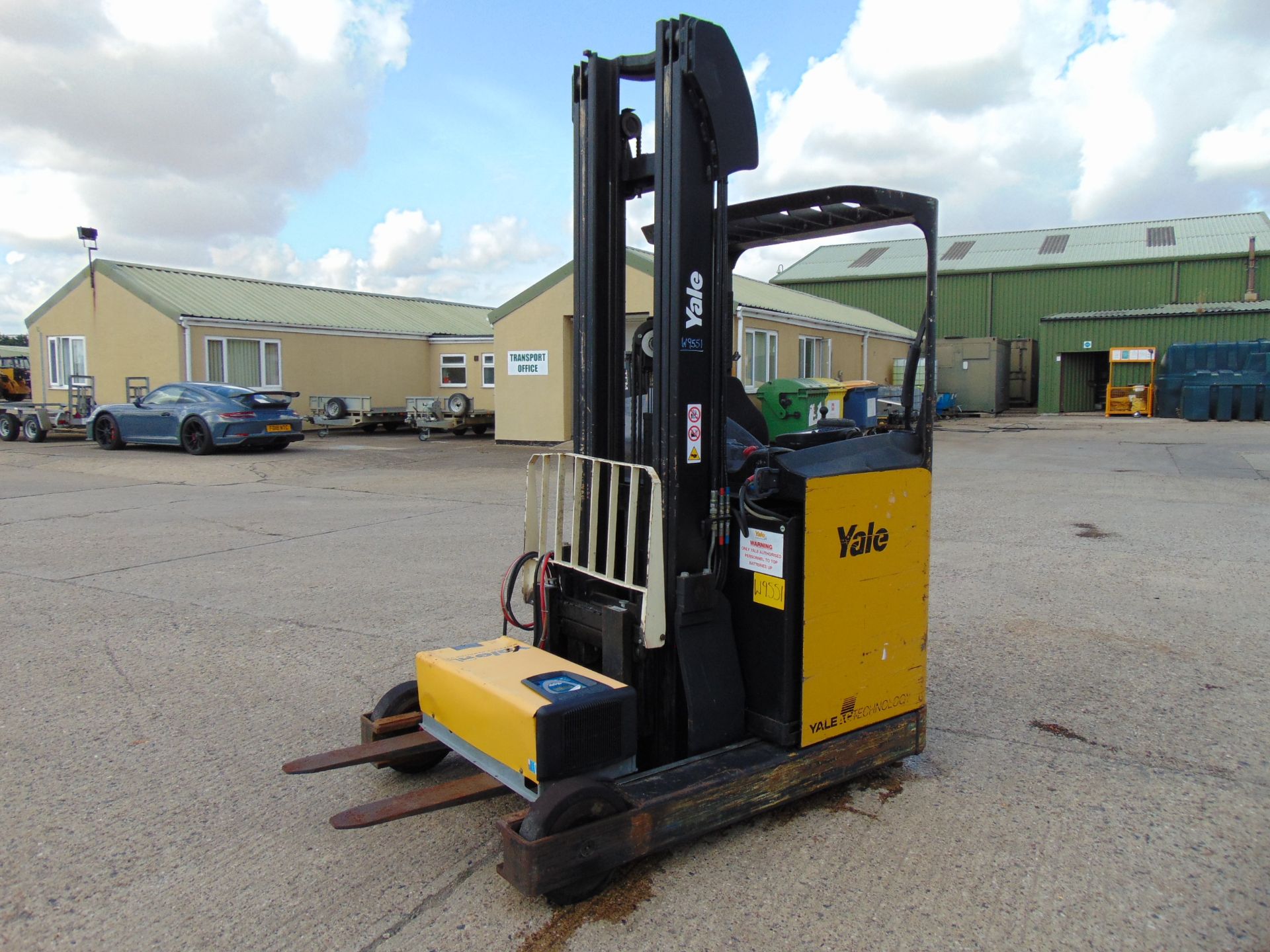 Yale MR16 Electric Reach Fork Lift Truck c/w Battery Charger ONLY 703 hours! - Image 3 of 19