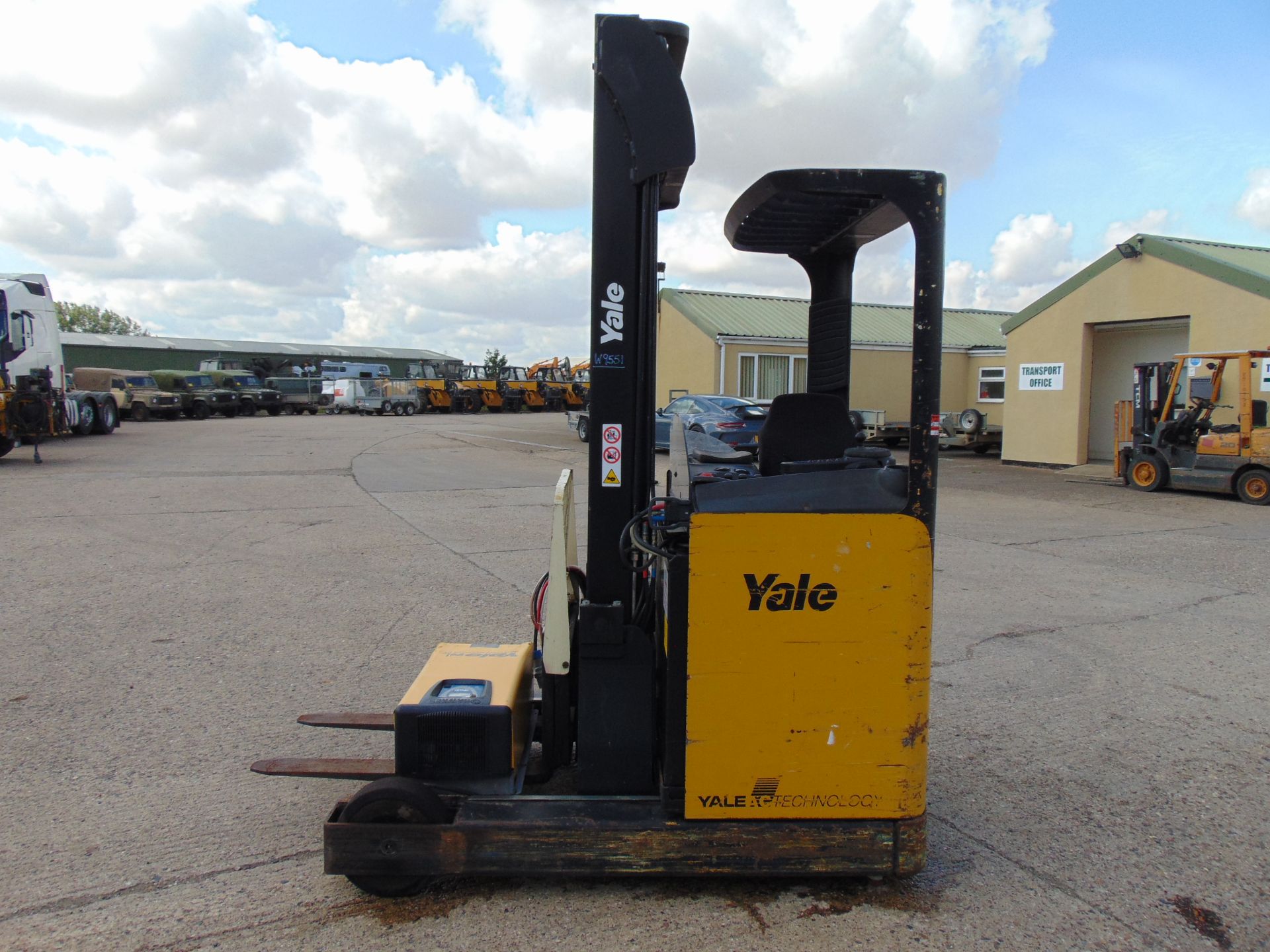 Yale MR16 Electric Reach Fork Lift Truck c/w Battery Charger ONLY 703 hours! - Image 4 of 19