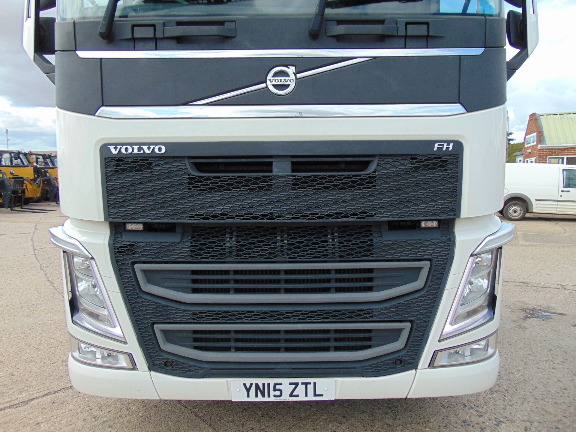 2015 Volvo FH 500 Globetrotter 6x2 44ton Tractor unit - Image 9 of 27